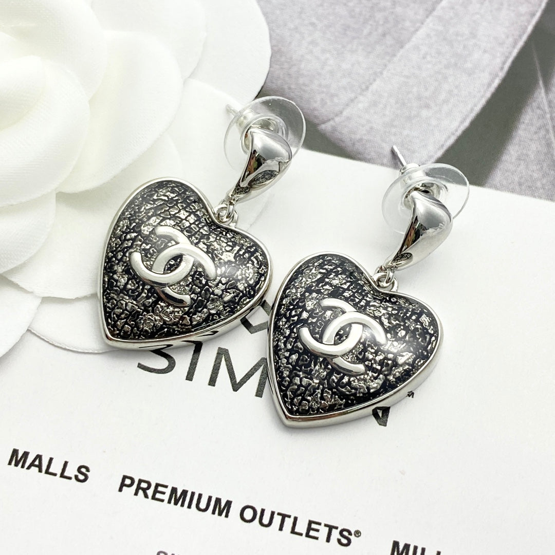 Black gold lace heart-shaped earrings