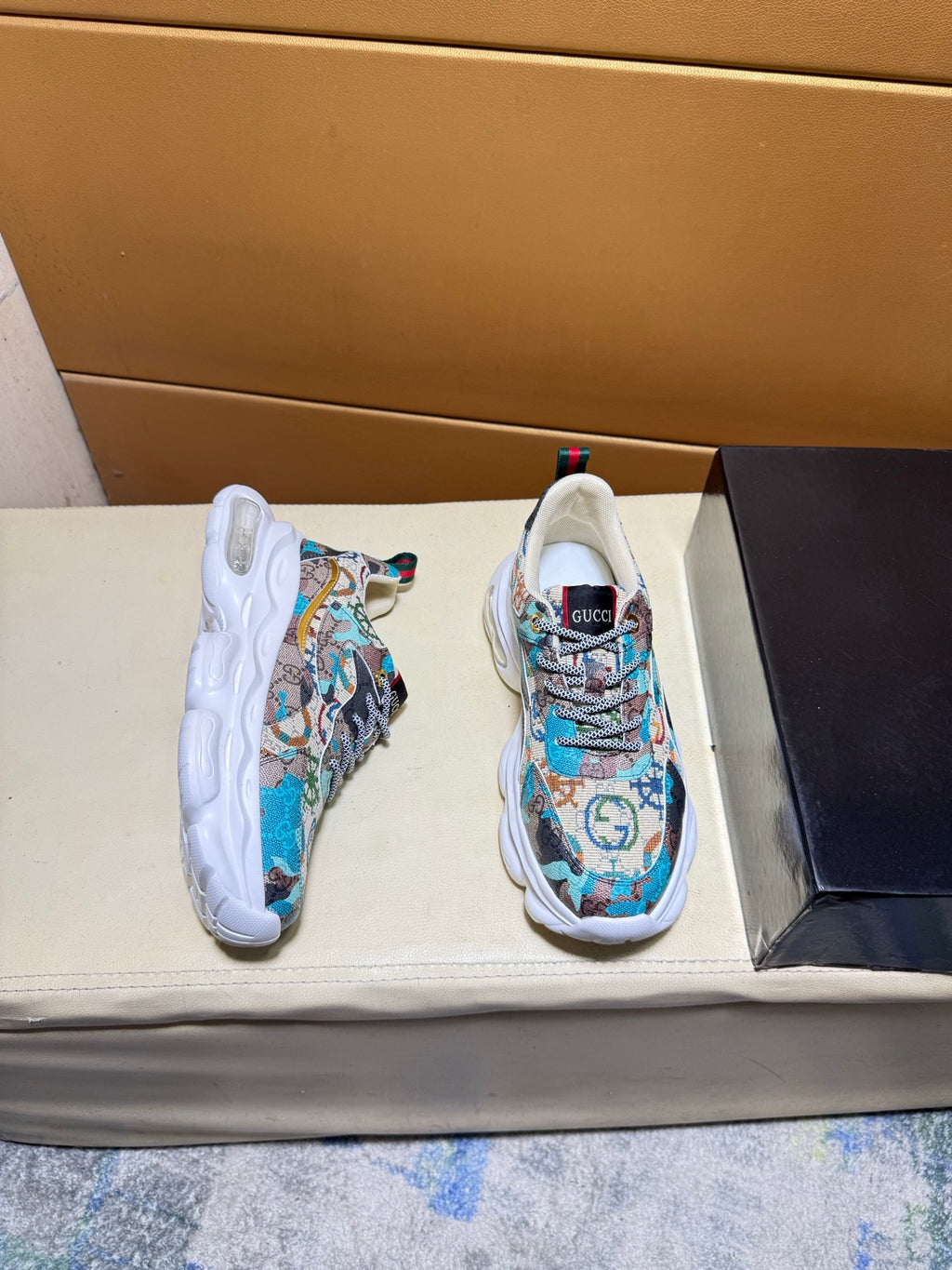 Unique modern style sports shoes