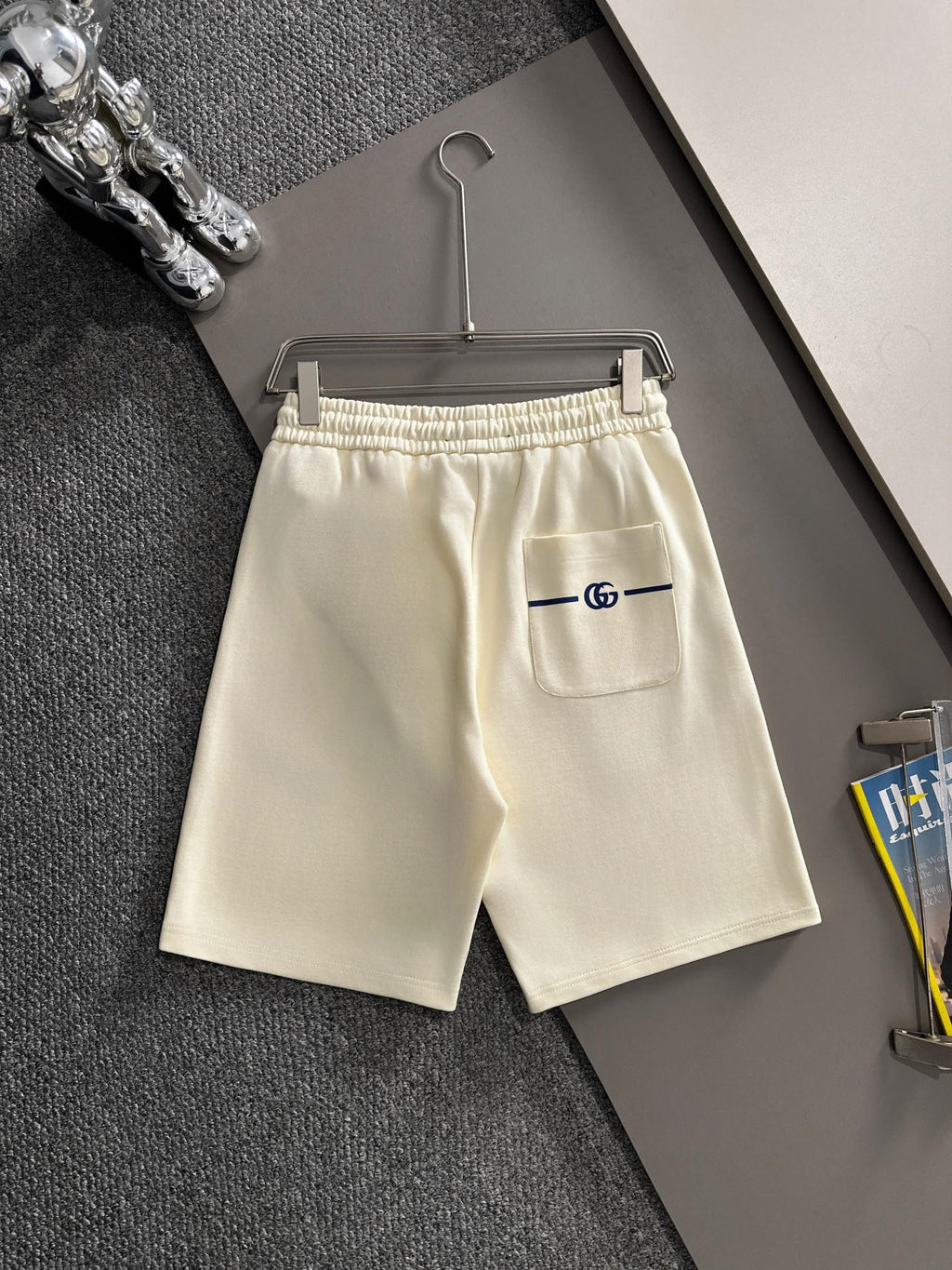 Front grain embroidered logo casual shorts