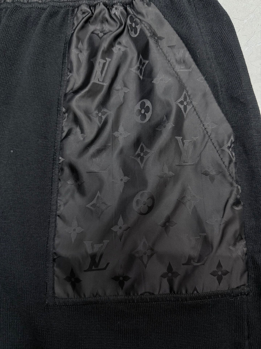 The new shorts are made of elegant cotton knit fabric