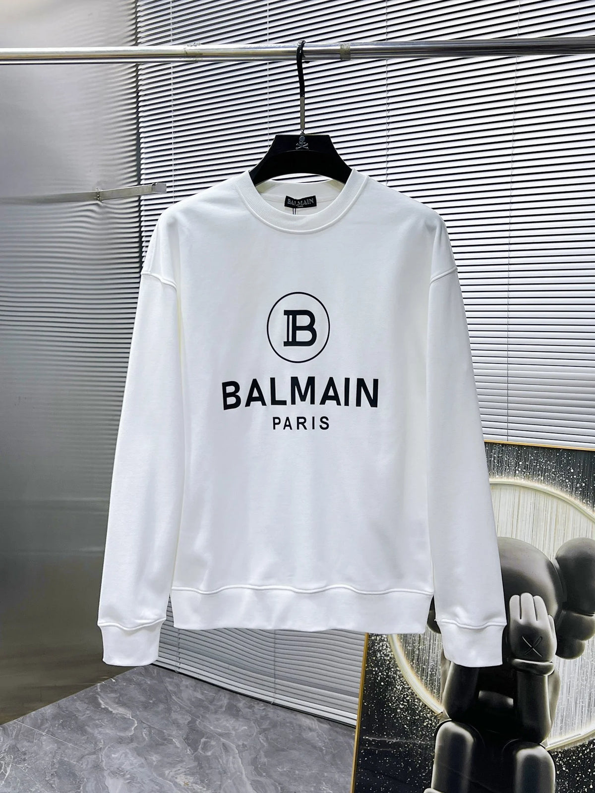 New long sleeved round neck sweatshirt