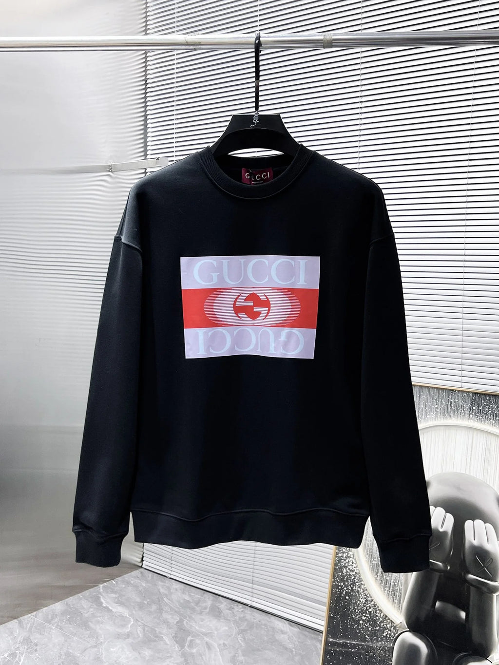 New long sleeved round neck sweatshirt