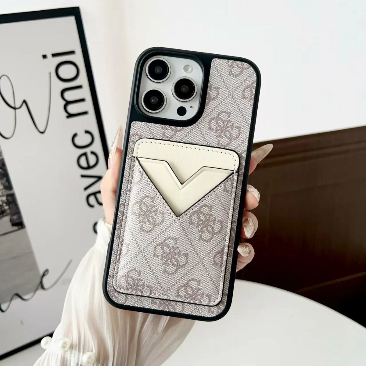 V-shaped card holder phone case