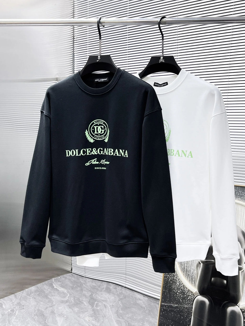 New long sleeved round neck sweatshirt