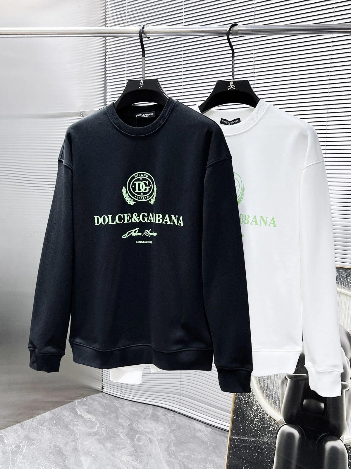 New long sleeved round neck sweatshirt