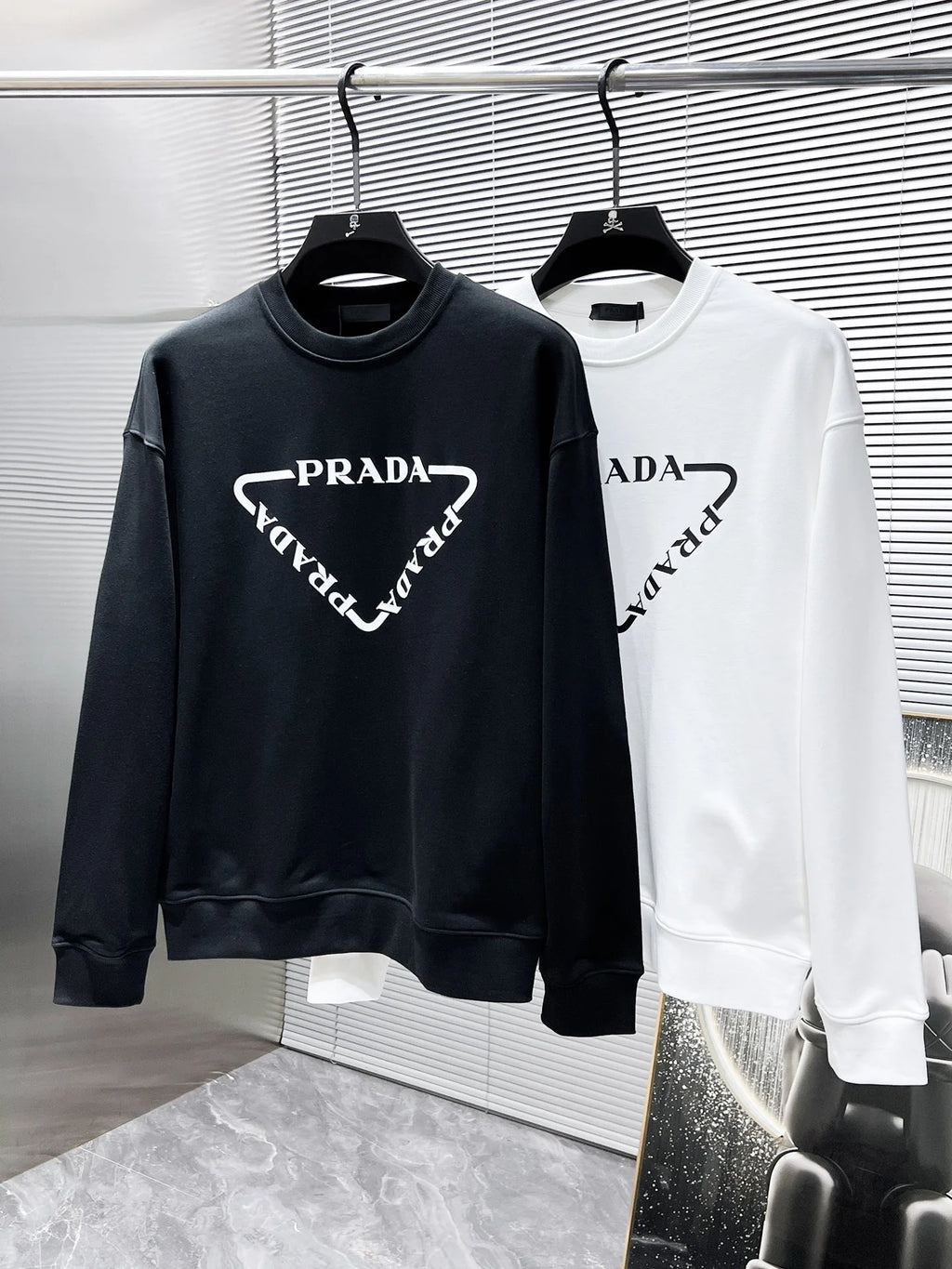 New long sleeved round neck sweatshirt