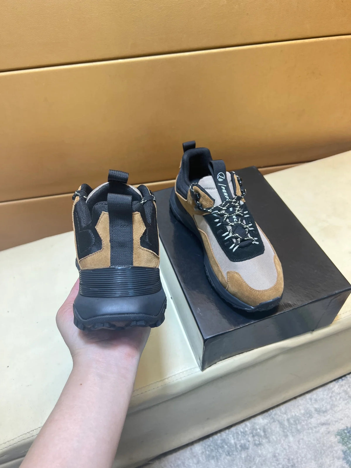 Low cut outdoor casual shoes