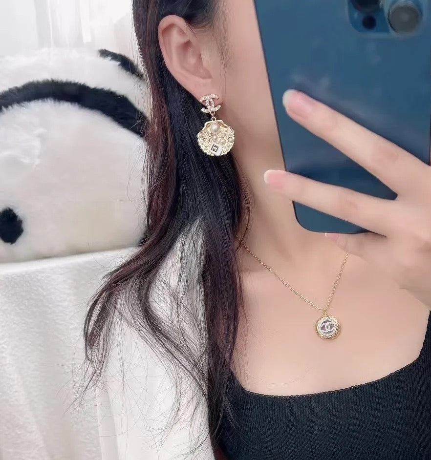 Two tone gold coin palace retro round necklace