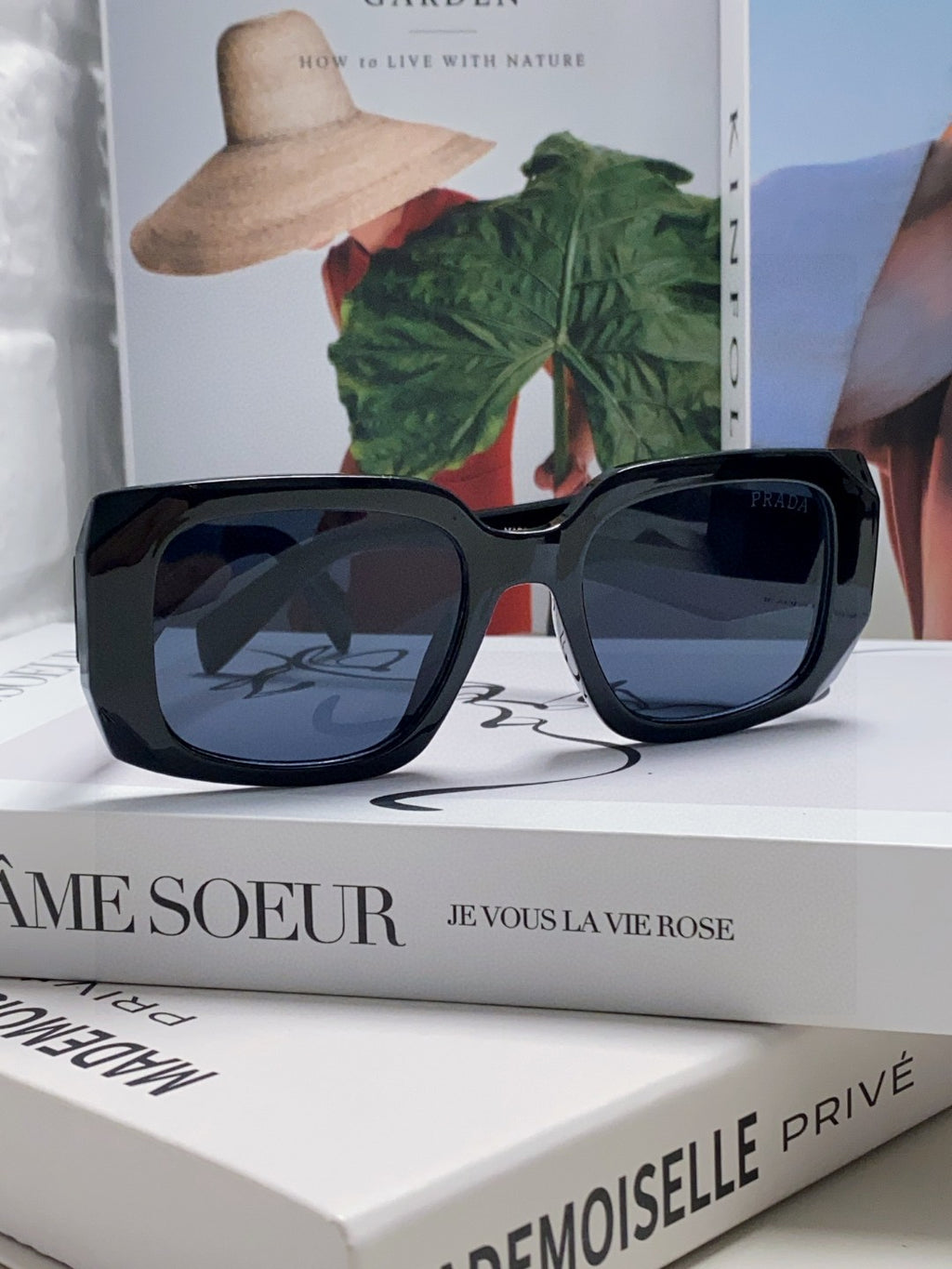 Retro inverted triangle logo sunglasses