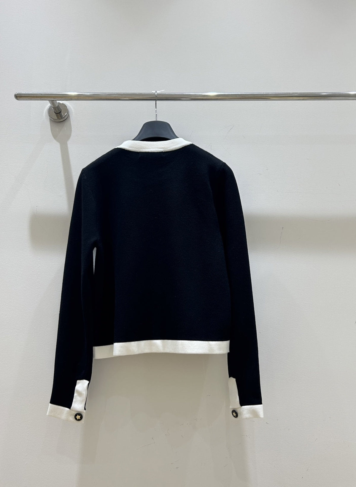25 black and white colorblock knitted cardigan