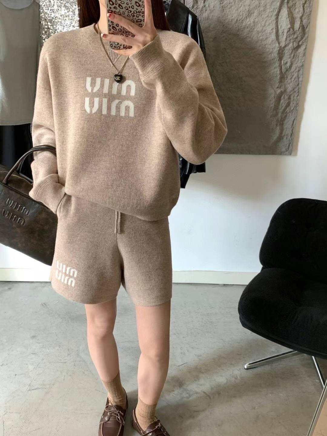 Cashmere coat with double zipper design