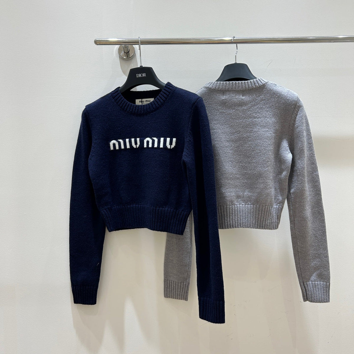 25fw Short crop top sweater with exposed navel