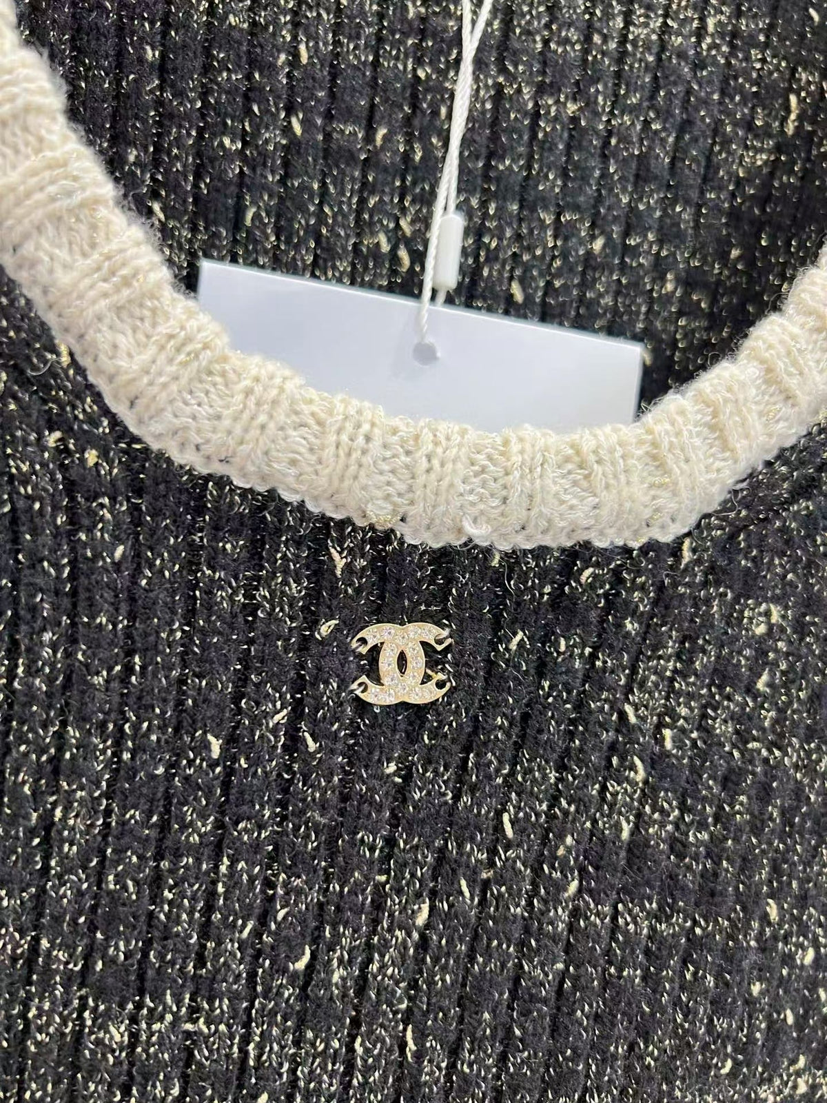 New hidden-design slim-fit knit vest