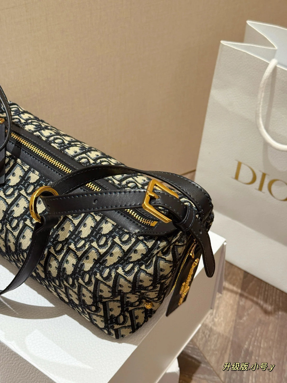Horizontal lunch box bag made of canvas and cowhide