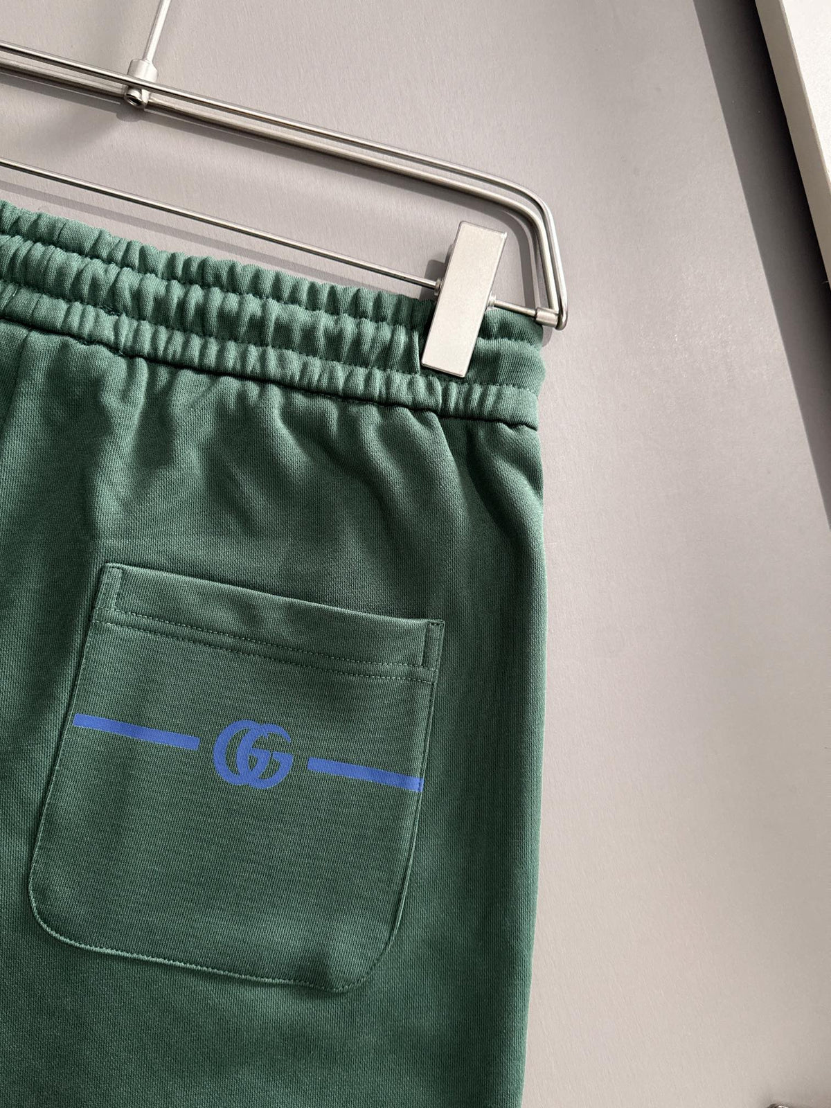 Front grain embroidered logo casual shorts