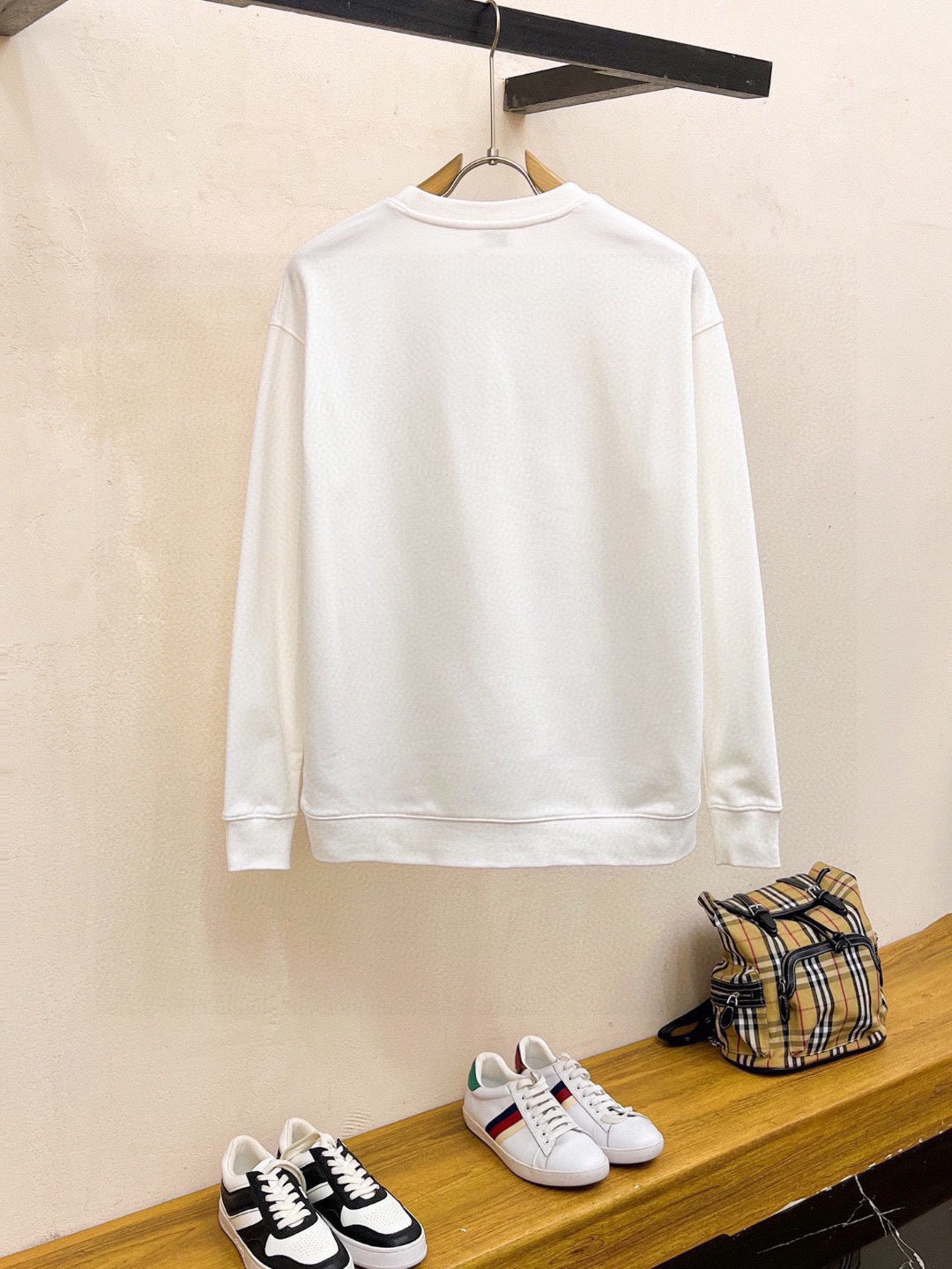 Latest long sleeved round neck sweatshirt 9