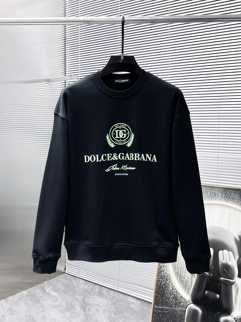 New long sleeved round neck sweatshirt
