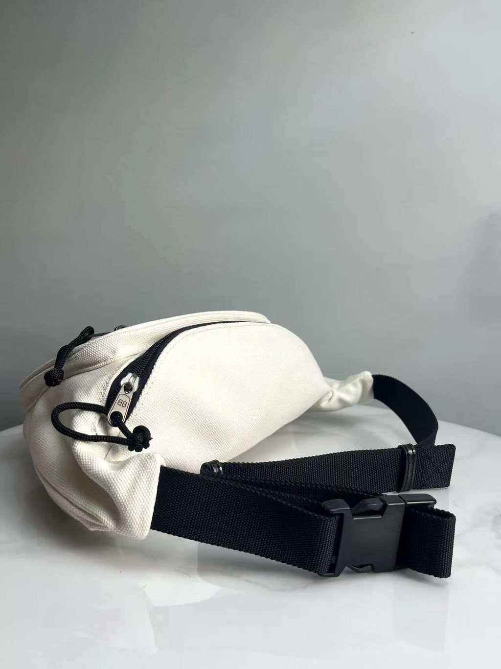 Canvas chest bag waist bag is simple and lightweight