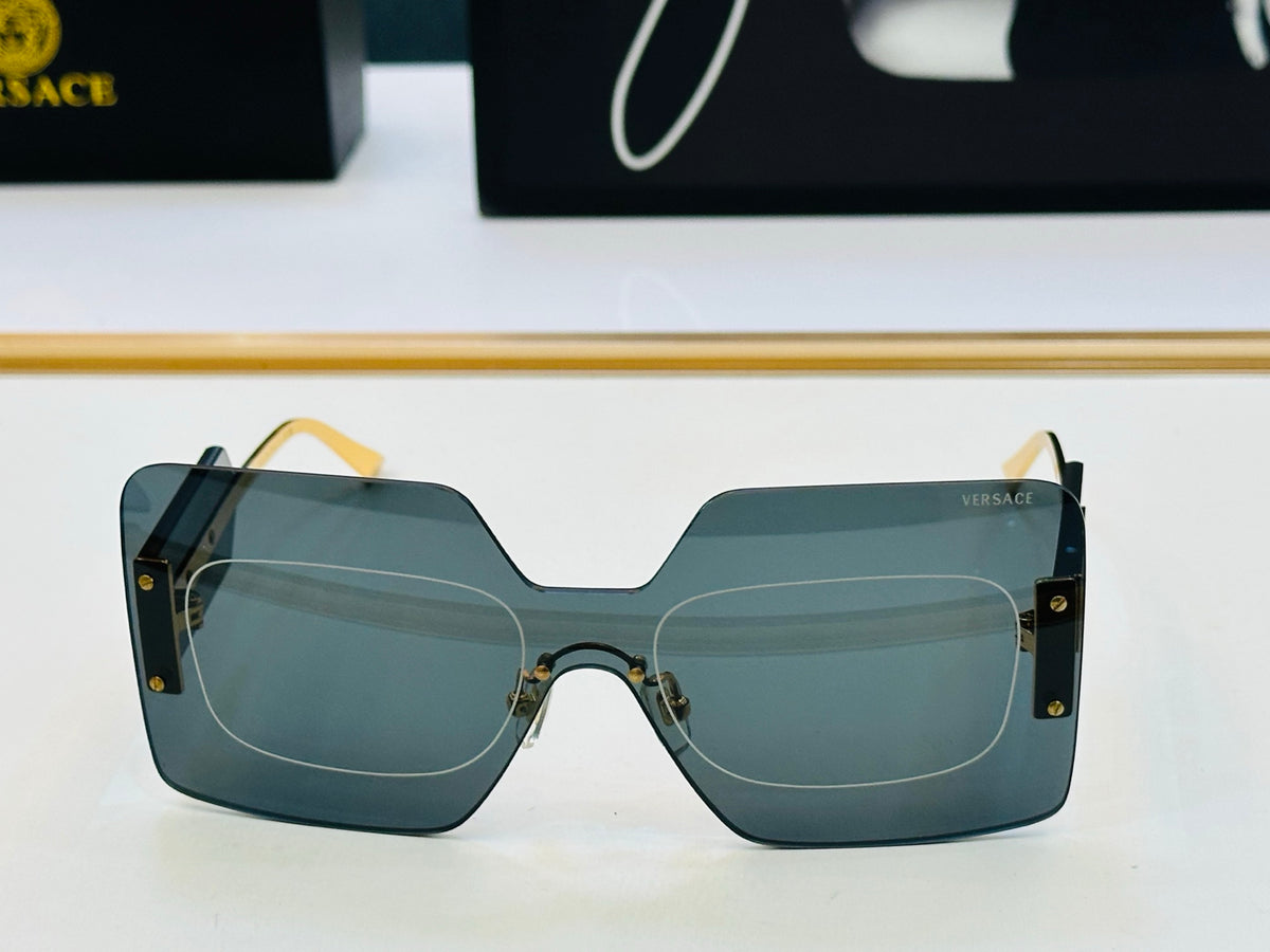 Fashionable large square sunglasses