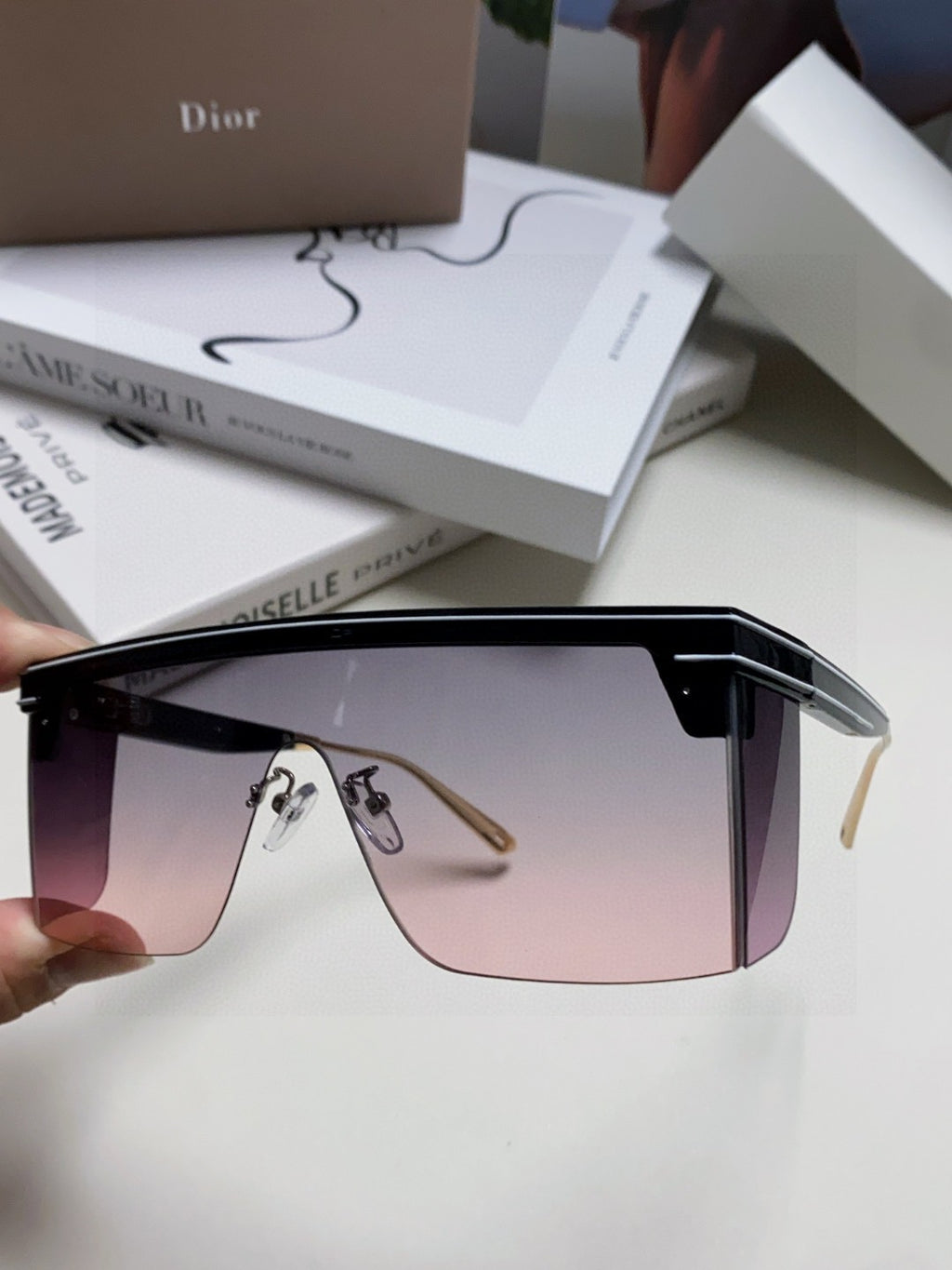 Large frame letter logo fashionable sunglasses