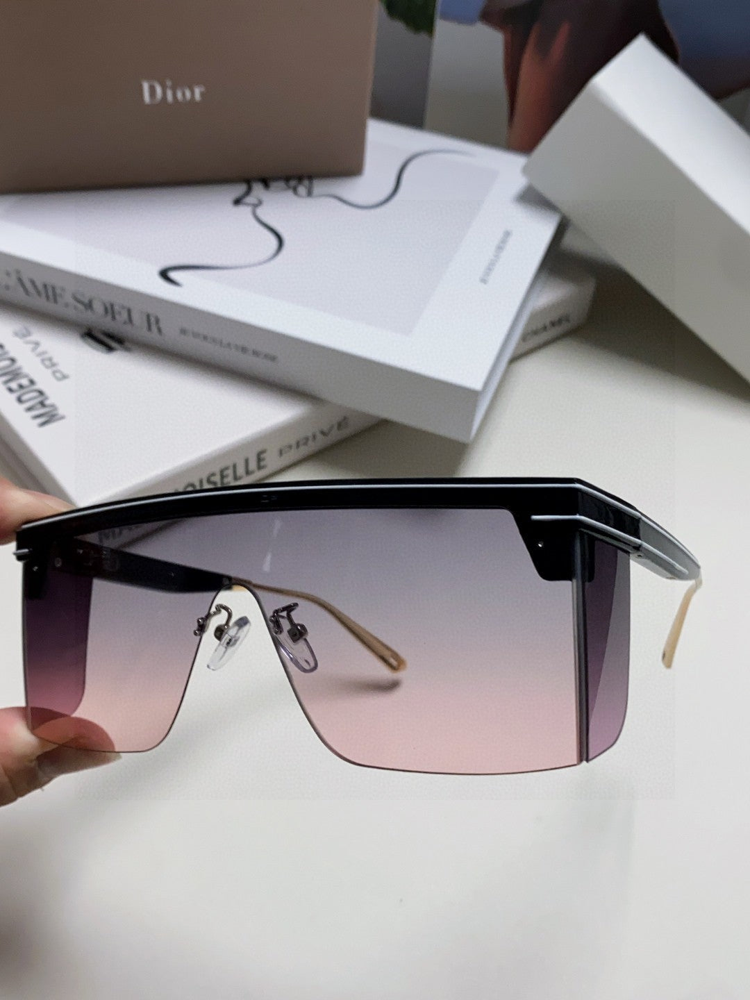 Large frame letter logo fashionable sunglasses