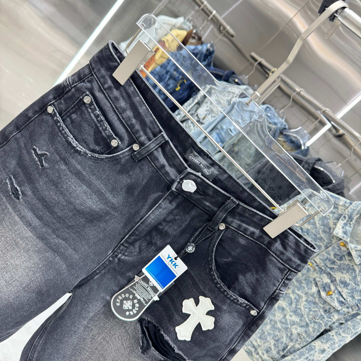 Spliced cross denim shorts