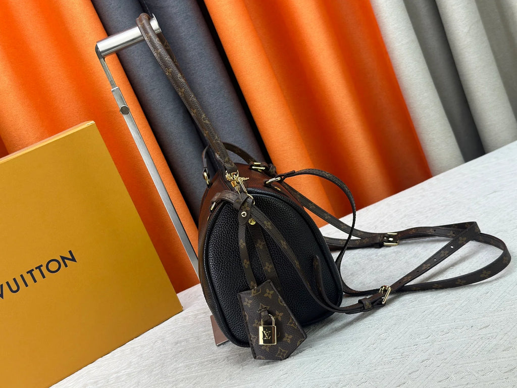 Travel handbag