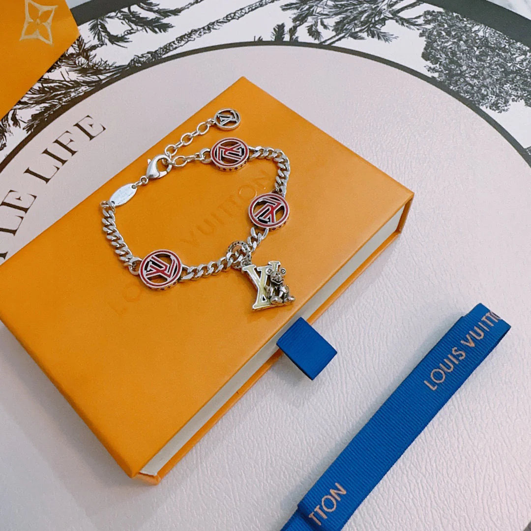 Retro and trendy fashion bracelet