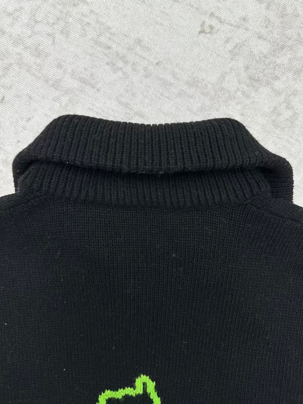 Embroidered zipper long sleeved jacket