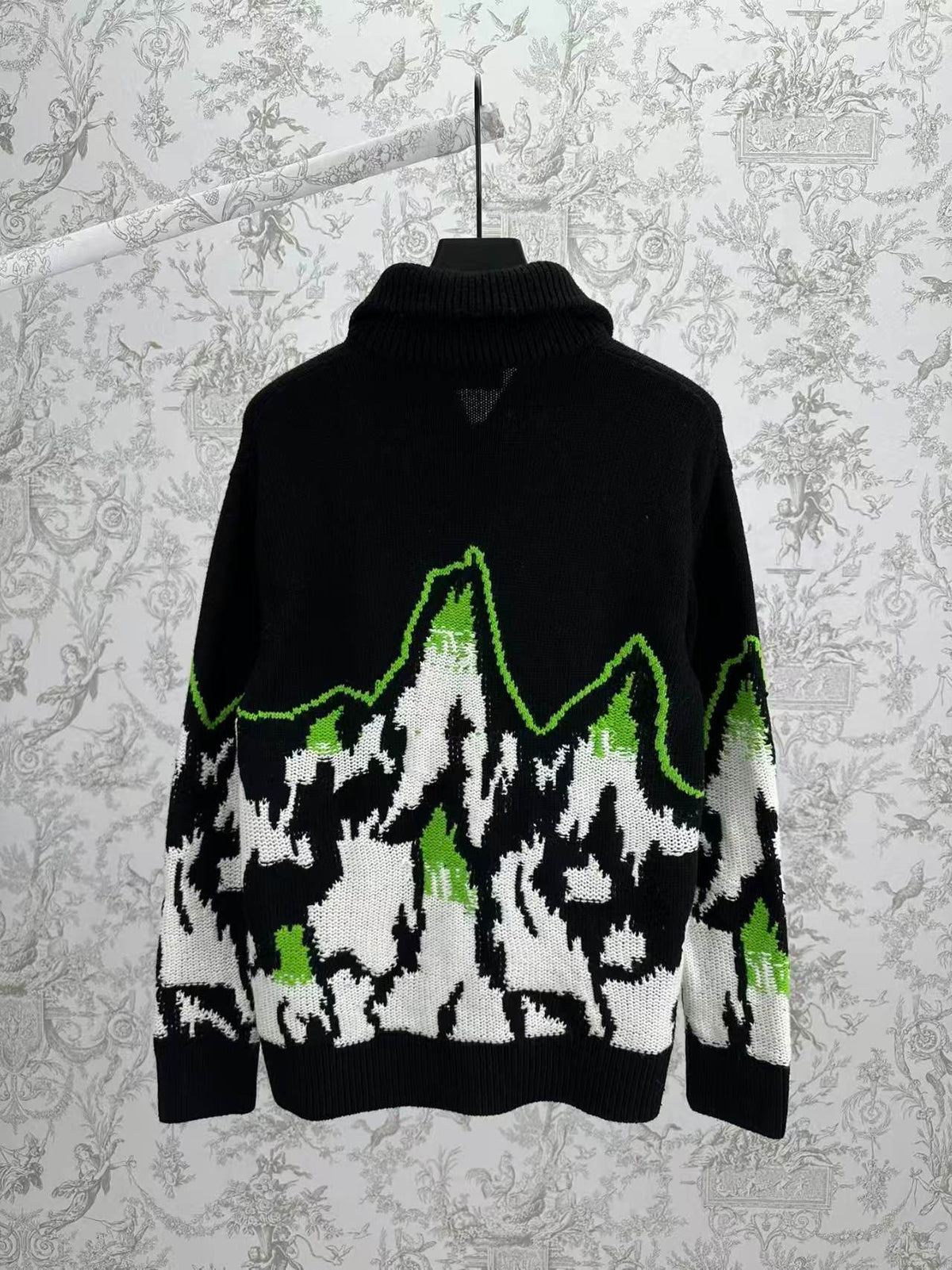 Embroidered zipper long sleeved jacket