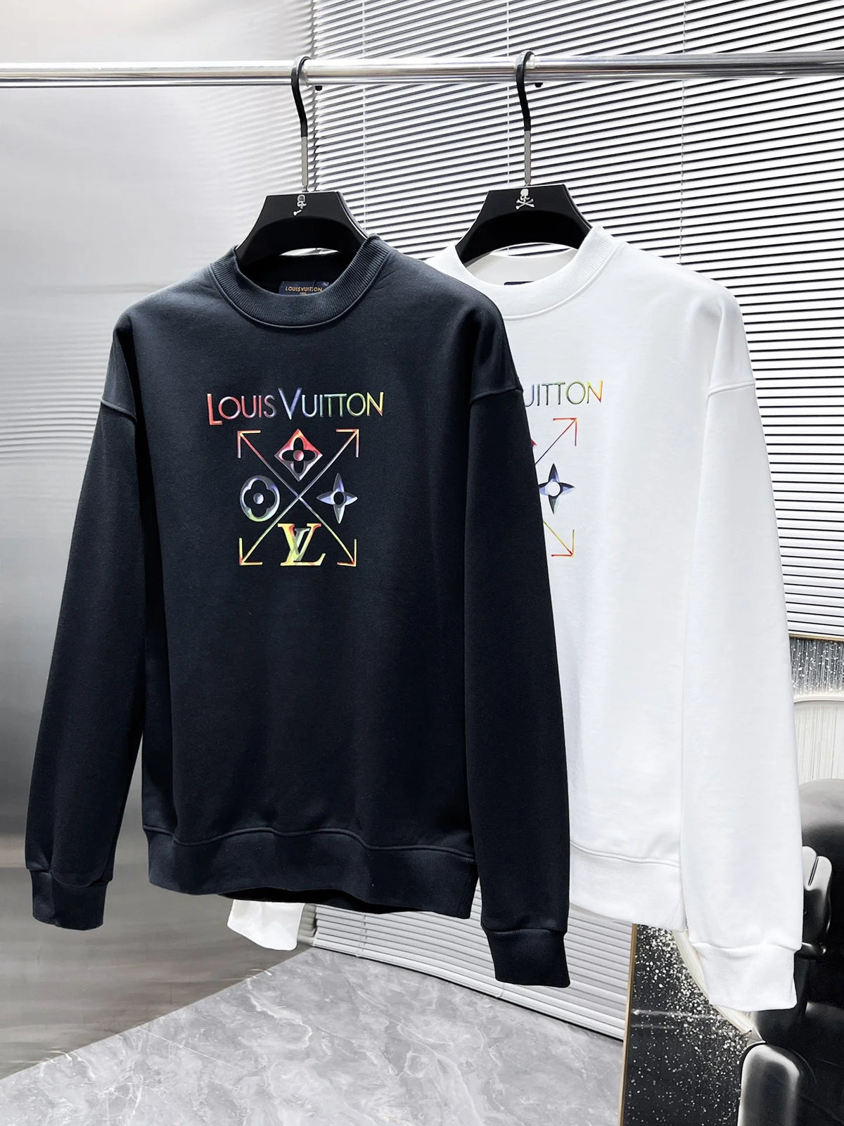 New long sleeved round neck sweatshirt