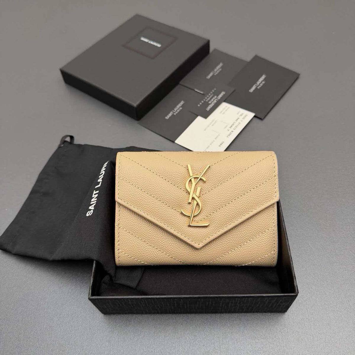 Short grain embossed leather envelope wallet \ nFlip wallet