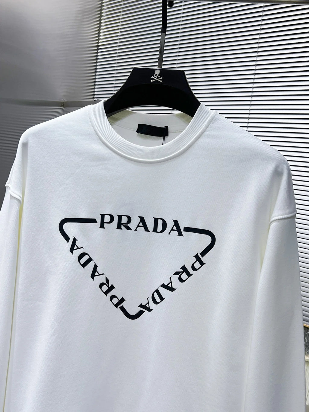 New long sleeved round neck sweatshirt