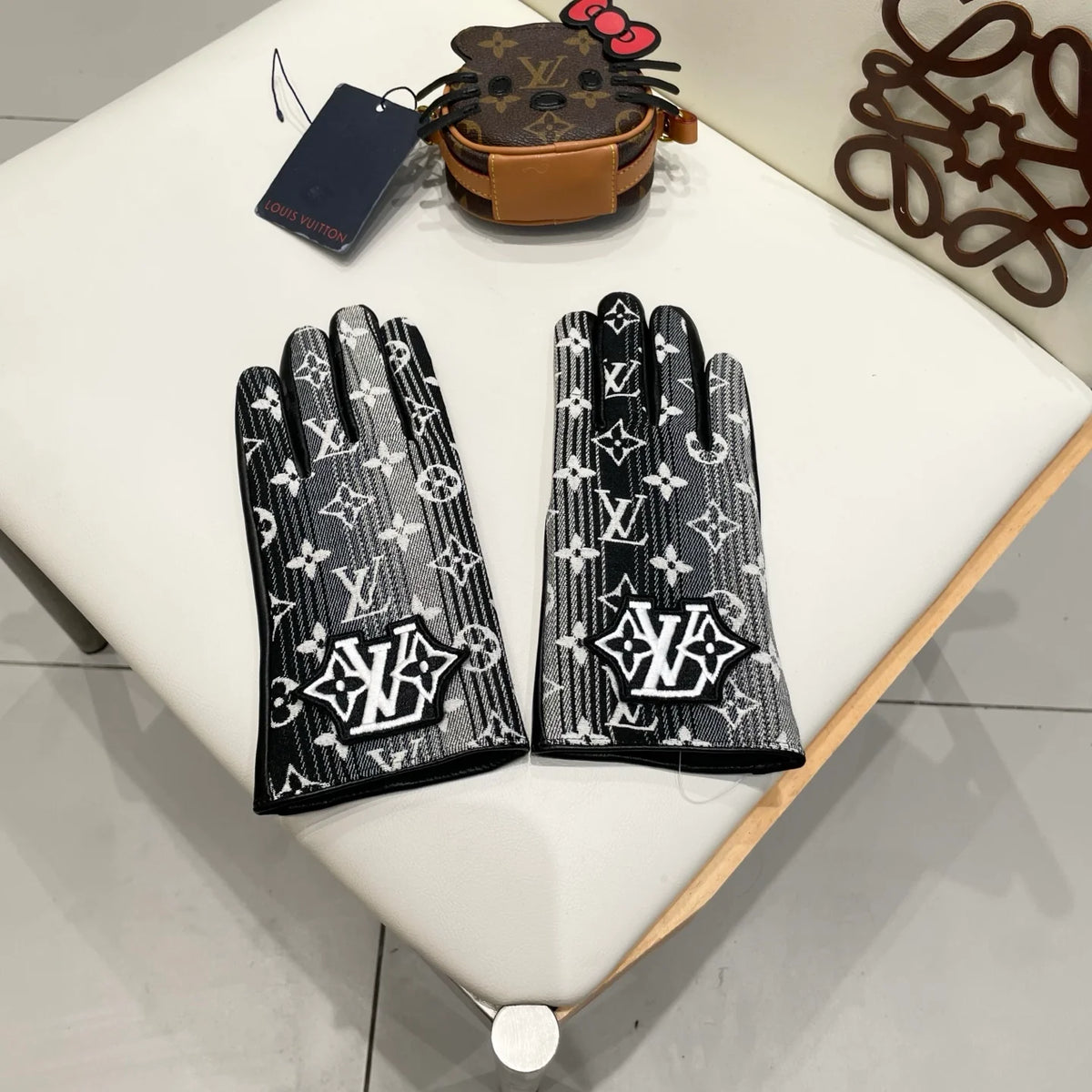 Gradient new fabric paired with leather gloves