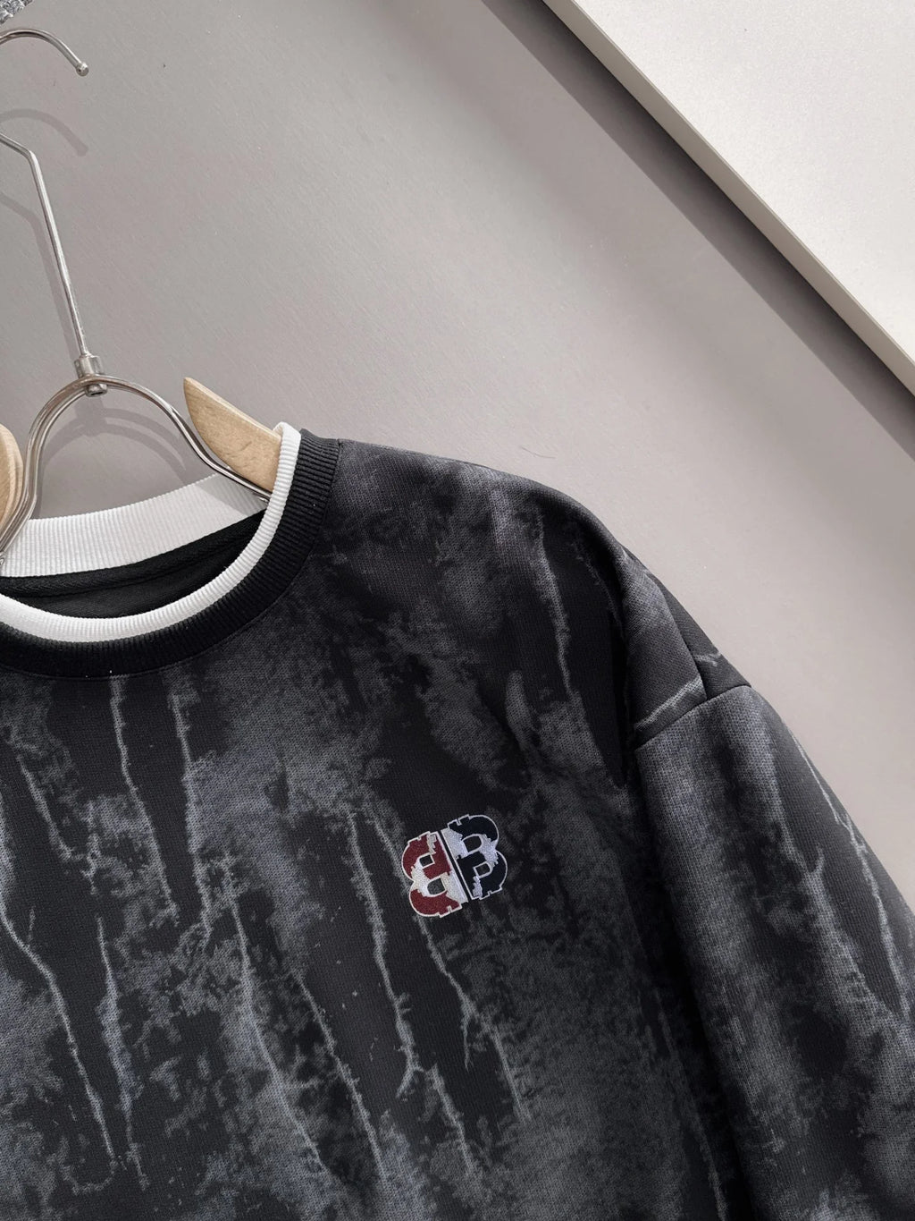 New round neck sweatshirt with long sleeves