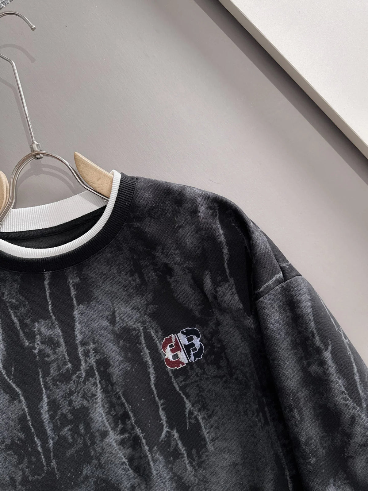 New round neck sweatshirt with long sleeves