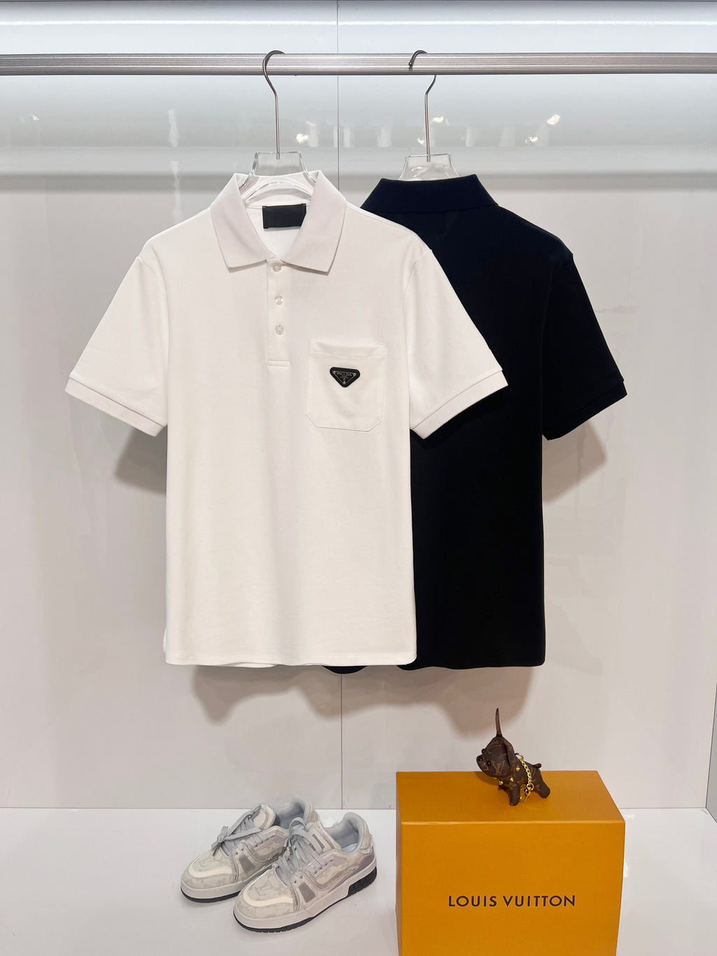 Chest pocket with metal triangle logo, leather seal, letter polo shirt