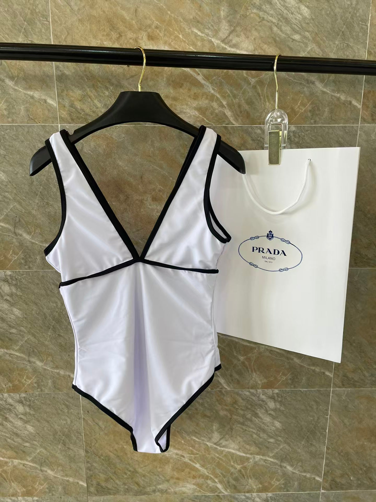New backless one-piece swimsuit