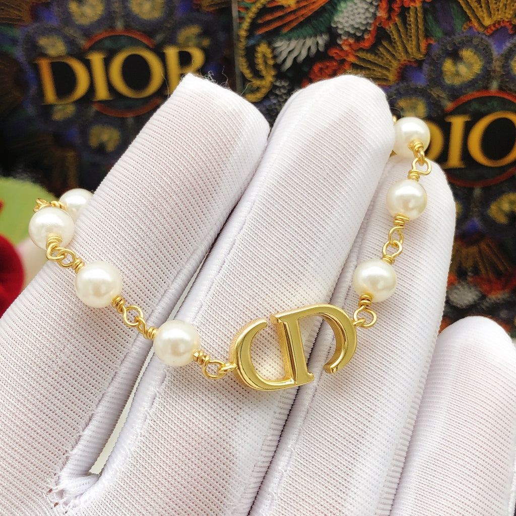 Pearl bracelet smooth surface
