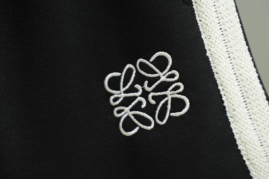 Knitted fabric embroidered shorts