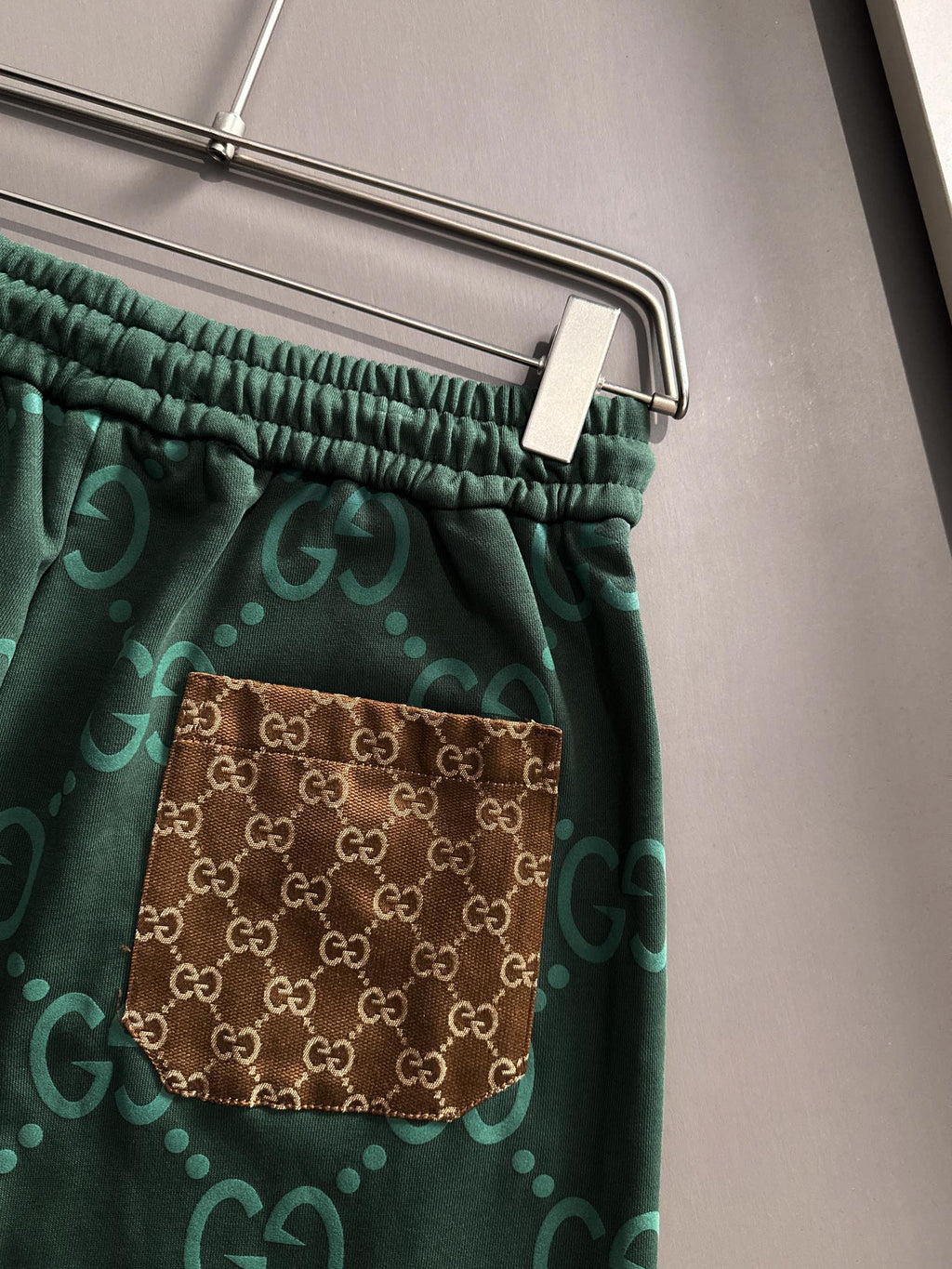 Plucked two letter logo casual shorts