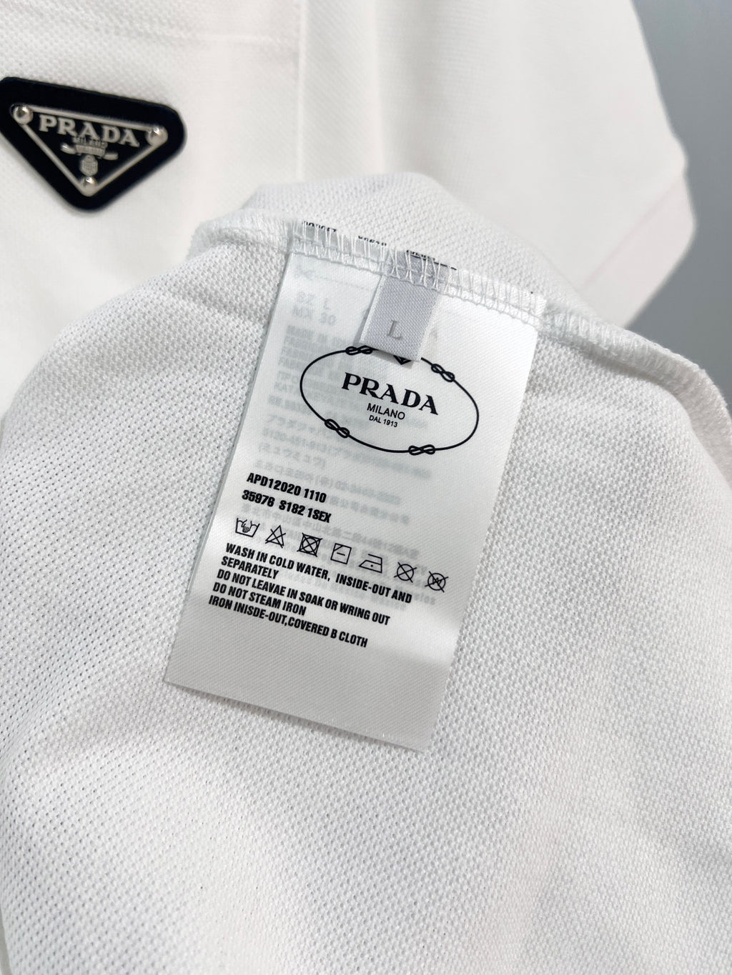 Chest pocket with metal triangle logo, leather seal, letter polo shirt