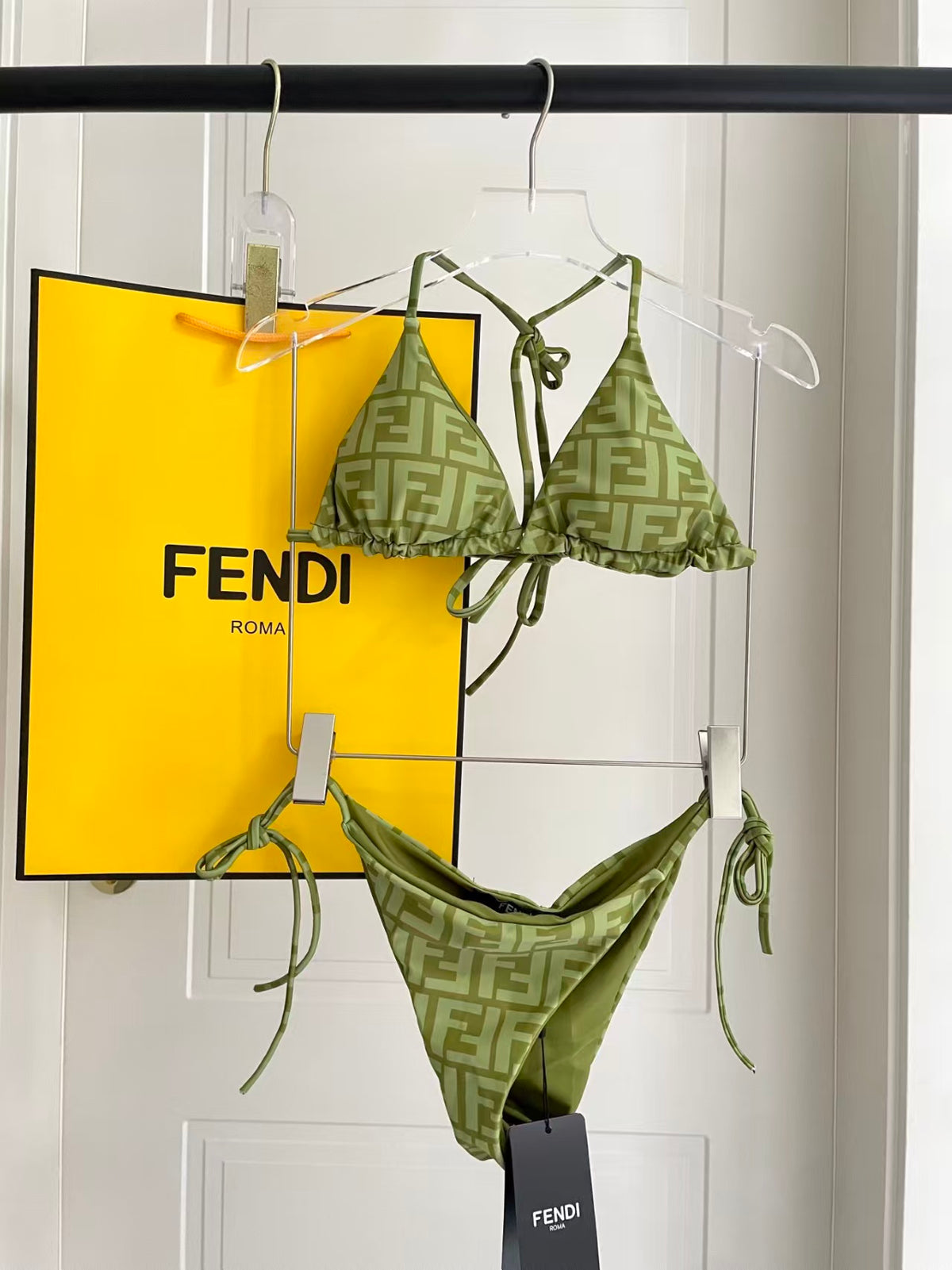 New split camisole swimsuit
