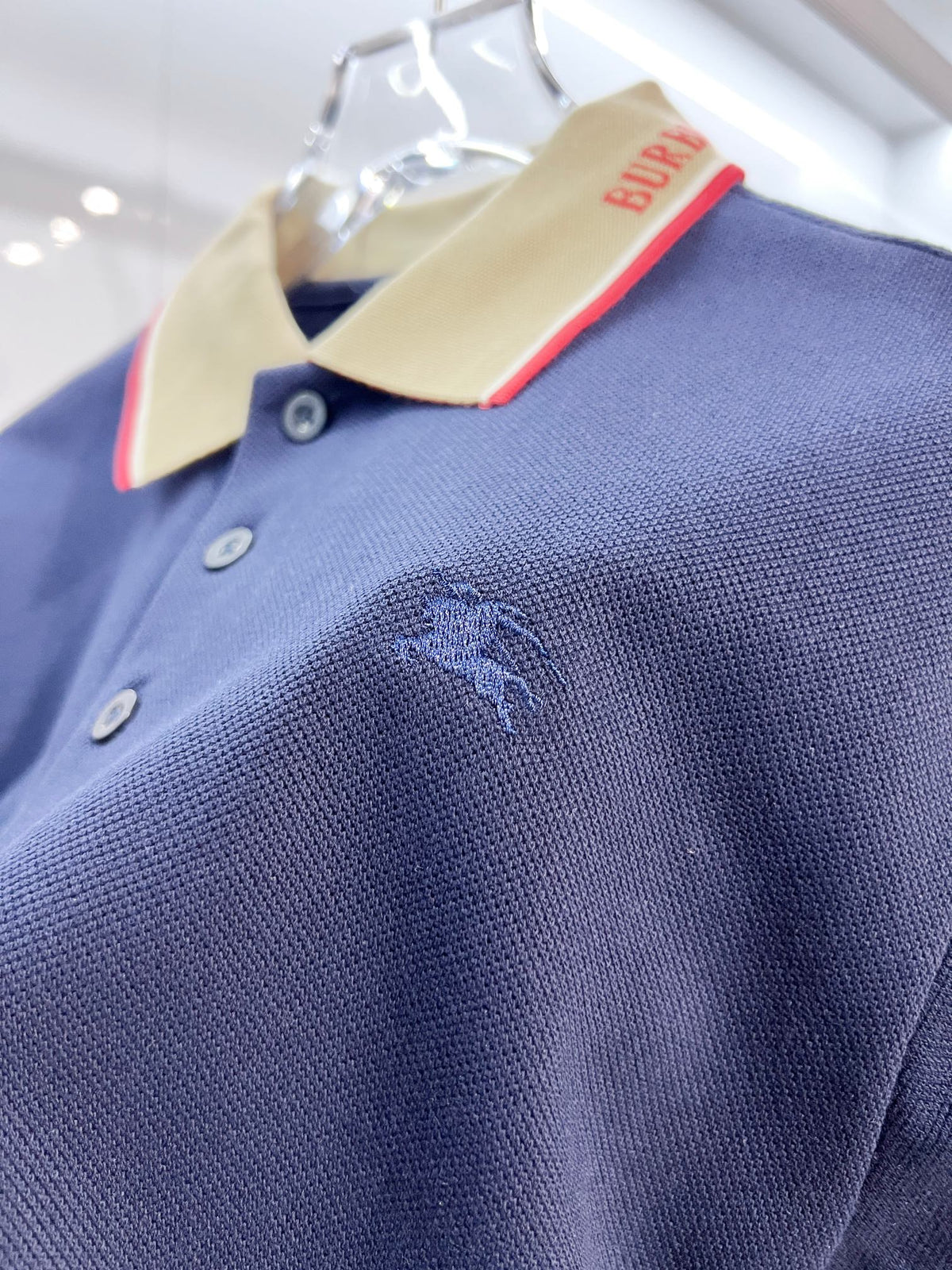 Color blocked flat machine collar with dark embroidery letters polo shirt