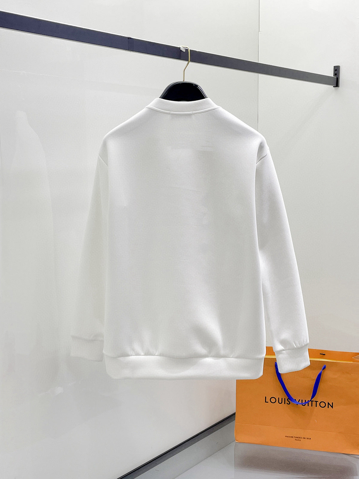 Latest long sleeved round neck sweatshirt 12