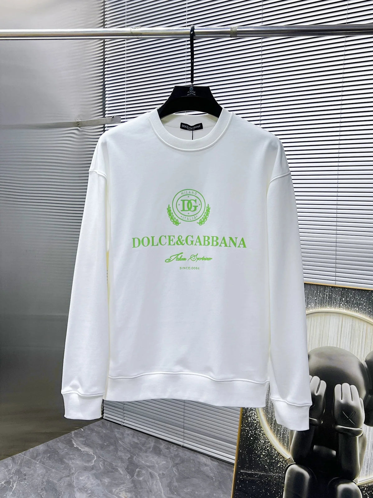 New long sleeved round neck sweatshirt