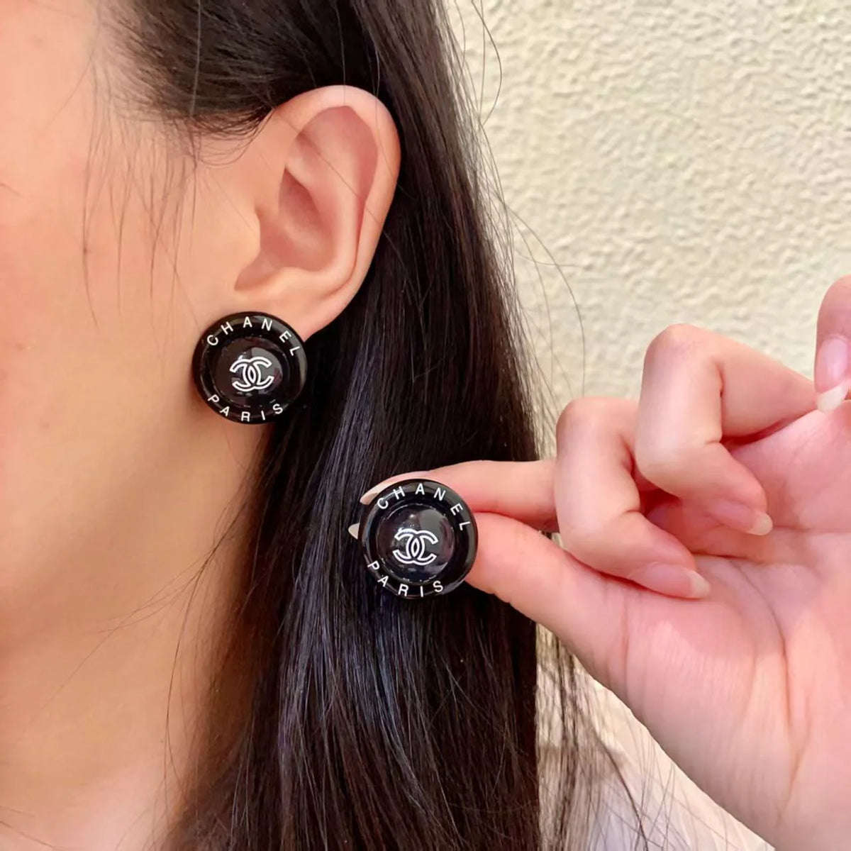 New round letter earrings