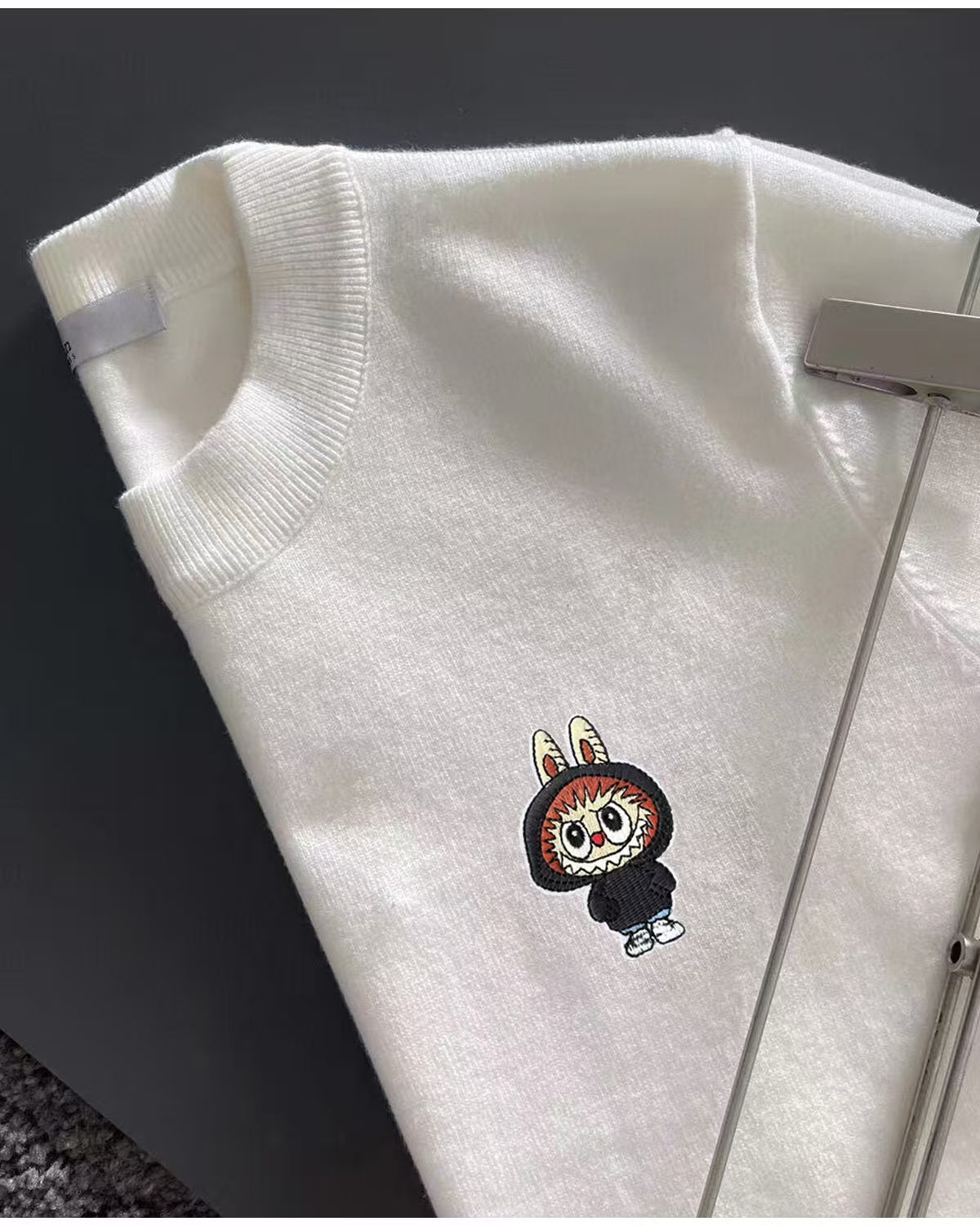 New embroidered round neck sweater
