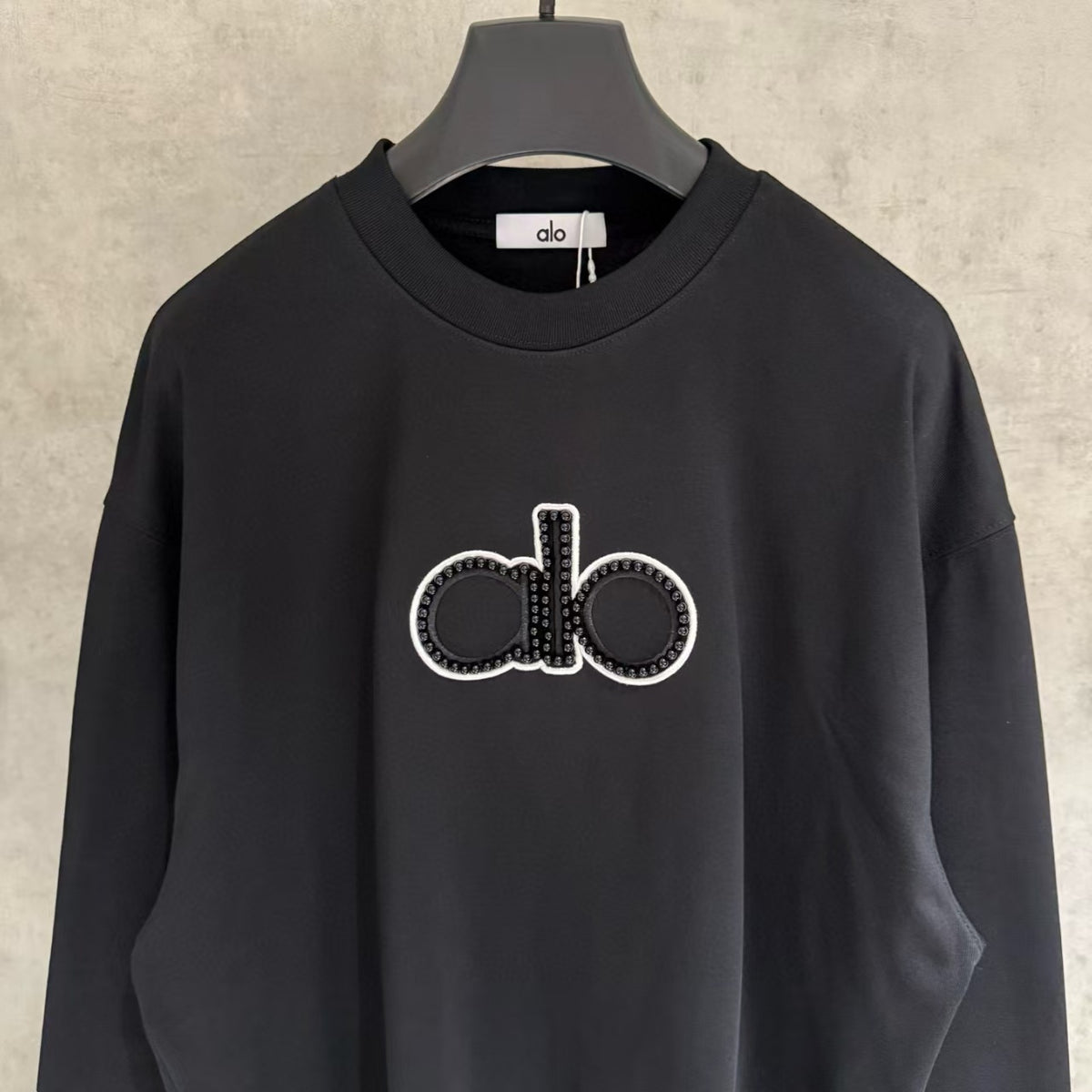 New round neck long sleeved sweatshirt