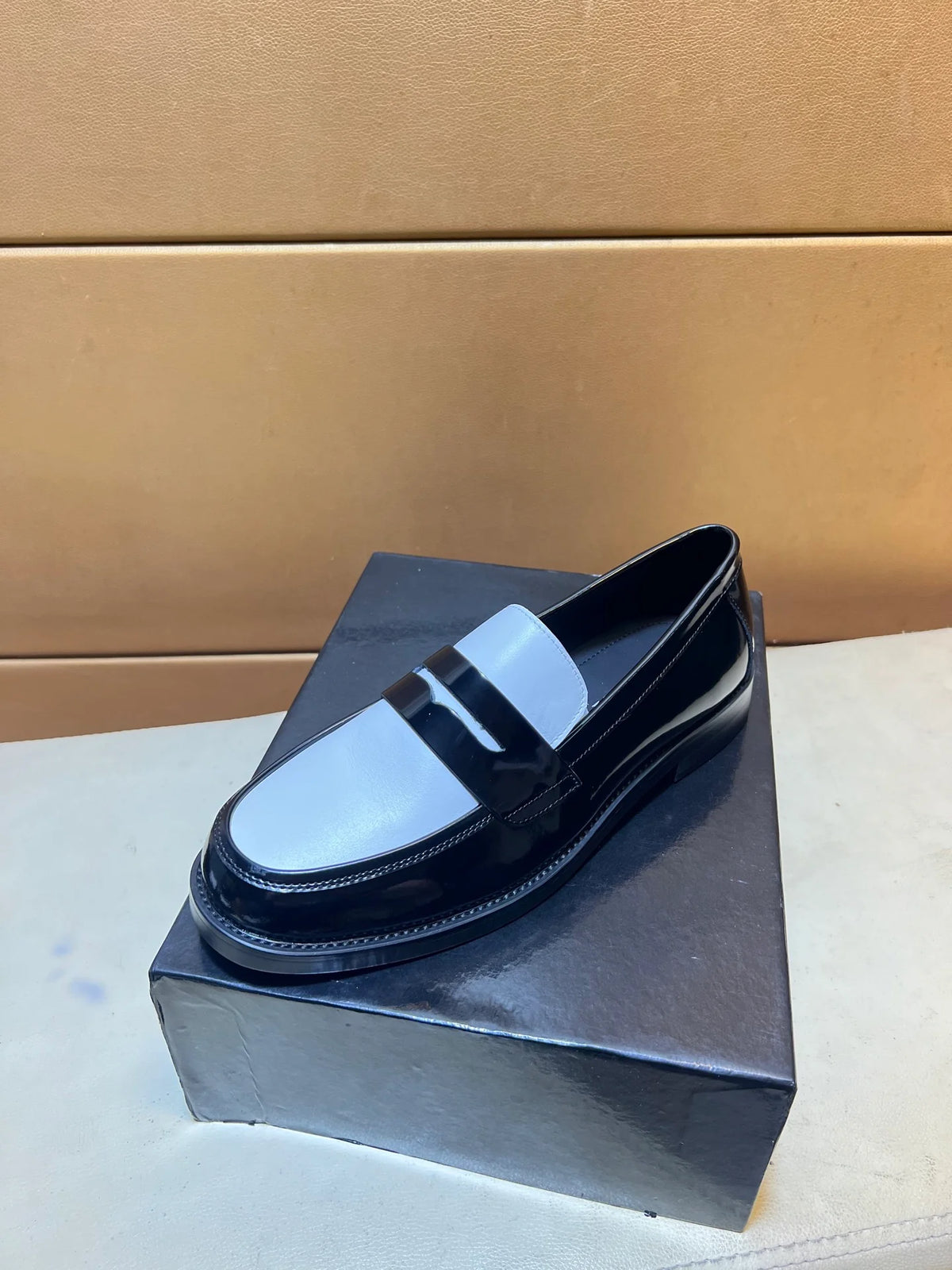 Modern style sports shoes
